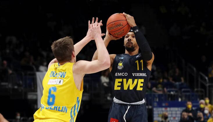 Malte Delow, Phil Pressey Aktion Spielszene Zweikampf Basketball BBL Bundesliga Herren Saison 2021 2022 12.04.2022 ALBA Berlin vs. EWE Baskets Oldenburg