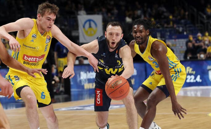 Malte Delow, Max Heidegger, Jaleen Smith Aktion Spielszene Zweikampf Basketball BBL Bundesliga Herren Saison 2021 2022 12.04.2022 ALBA Berlin vs. EWE Baskets Oldenburg