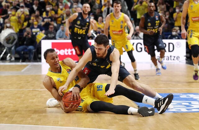 Louis Olinde, Sebastian Herrera Aktion Spielszene Zweikampf Basketball BBL Bundesliga Herren Saison 2021 2022 12.04.2022 ALBA Berlin vs. EWE Baskets Oldenburg