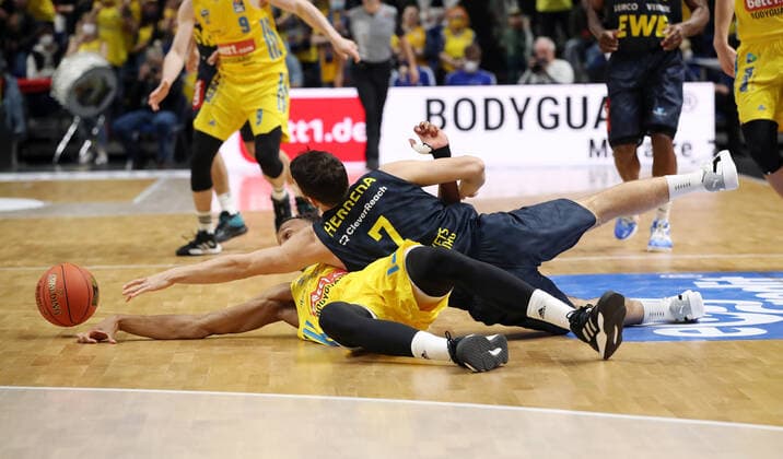 Louis Olinde, Sebastian Herrera Aktion Spielszene Zweikampf Basketball BBL Bundesliga Herren Saison 2021 2022 12.04.2022 ALBA Berlin vs. EWE Baskets Oldenburg