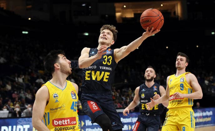 Tamir Blatt, Bennet Hundt Aktion Spielszene Zweikampf Basketball BBL Bundesliga Herren Saison 2021 2022 12.04.2022 ALBA Berlin vs. EWE Baskets Oldenburg