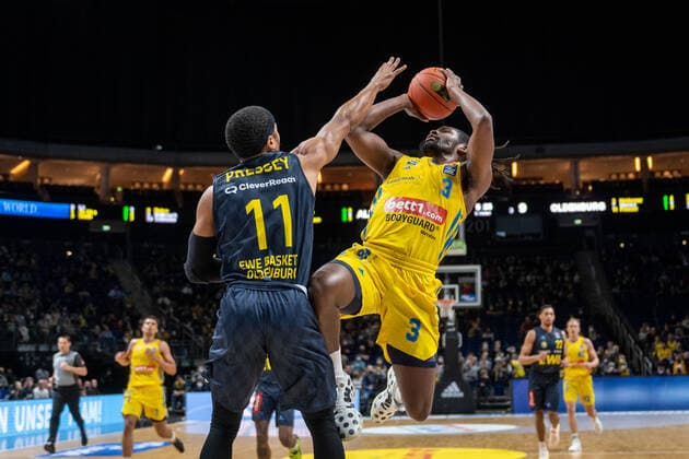 Basketball Berlin 12.04.2022 Saison 2021 2022 1. Bundesliga easyCredit BBL Alba Berlin - EWE Baskets Oldenburg Jaleen Smith (Alba Berlin, No.03) Phil Pressey (Oldenburg, No.11)