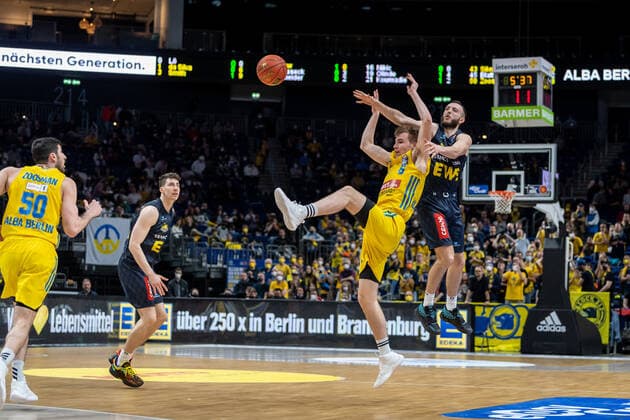 Basketball Berlin 12.04.2022 Saison 2021 2022 1. Bundesliga easyCredit BBL Alba Berlin - EWE Baskets Oldenburg Malte Delow (Alba Berlin, No.06) Max Heidegger (Oldenburg, No.03)