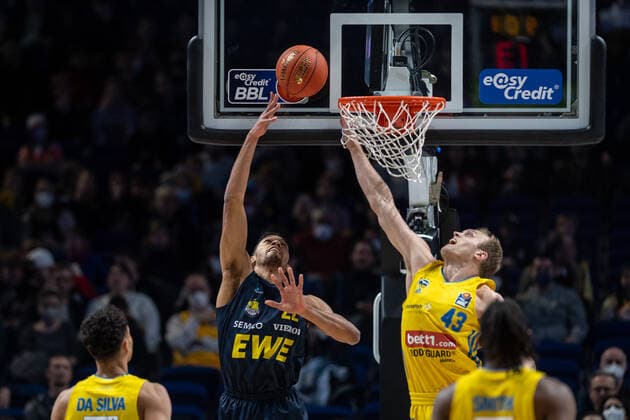 Basketball Berlin 12.04.2022 Saison 2021 2022 1. Bundesliga easyCredit BBL Alba Berlin - EWE Baskets Oldenburg T.J. Holyfield (Oldenburg, No.22) Luke Sikma (Alba Berlin, No.43)