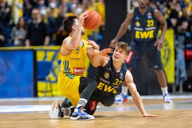 Sport Bilder des Tages Basketball Berlin 12.04.2022 Saison 2021 2022 1. Bundesliga easyCredit BBL Alba Berlin - EWE Baskets Oldenburg Bennet Hundt (Oldenburg, No.33) Tamir Blatt (Alba Berlin, No.45)