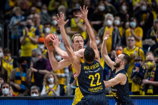 Basketball Berlin 12.04.2022 Saison 2021 2022 1. Bundesliga easyCredit BBL Alba Berlin - EWE Baskets Oldenburg Luke Sikma (Alba Berlin, No.43) T.J. Holyfield (Oldenburg, No.22) Max Heidegger (Oldenburg, No.03)