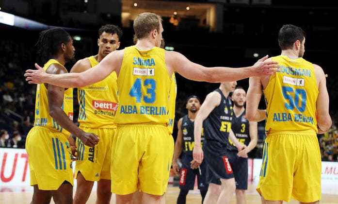 Jaleen Smith, Oscar da Silva, Luke Sikma, Yovel Zoosman Basketball BBL Bundesliga Herren Saison 2021 2022 12.04.2022 ALBA Berlin vs. EWE Baskets Oldenburg