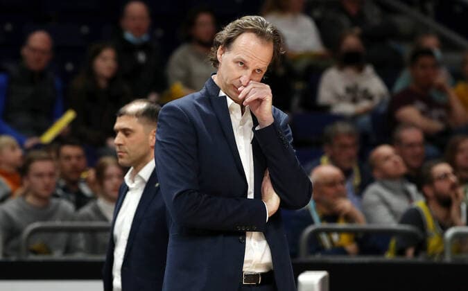 Trainer Ingo Freyer nachdenklich Aktion Oberkoerper Oberkörper Basketball BBL Bundesliga Herren Saison 2021 2022 12.04.2022 ALBA Berlin vs. EWE Baskets Oldenburg