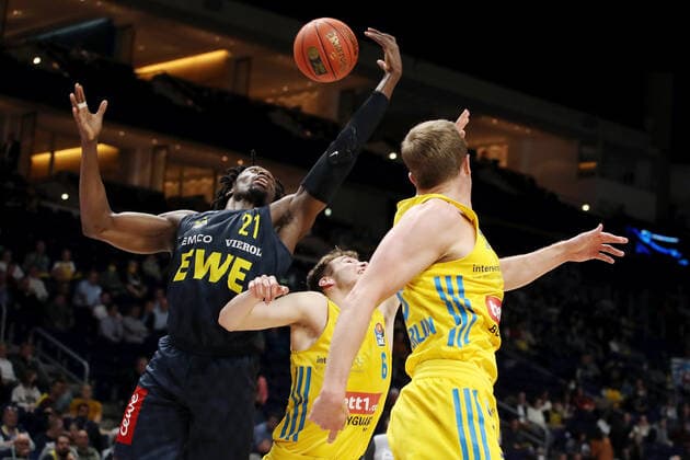 Tai Odiase, Malte Delow, Luke Sikma Aktion Spielszene Zweikampf Basketball BBL Bundesliga Herren Saison 2021 2022 12.04.2022 ALBA Berlin vs. EWE Baskets Oldenburg