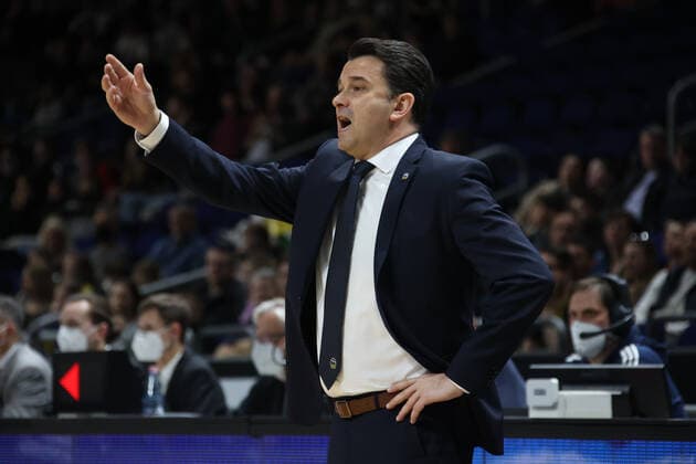DEU, easyCredit BBL, ALBA vs. Baskets Oldenburg, 12.04.2022, Mercedes-Benz-Arena, Berlin, DEU, easyCredit BBL, ALBA vs. Baskets Oldenburg, im Bild Cheftrainer Israel Gonzalez (ALBA Berlin) Foto: Juergen Engler nordphoto GmbH