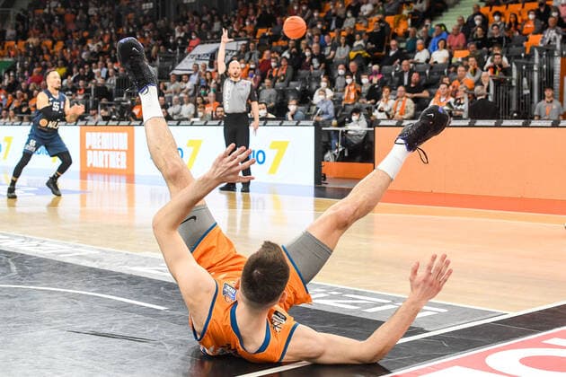 GER, BBL, ratiopharm Ulm vs MLP Academics Heidelberg 12.04.2022, ratiopharm arena, Neu-Ulm, GER, BBL, ratiopharm Ulm vs MLP Academics Heidelberg, im Bild Fedor Zugic (Ulm, 44) landed auf dem Rücken