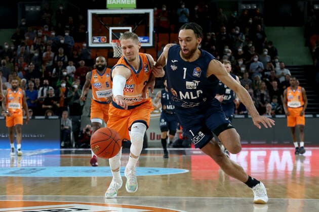12.04.22, Neu Ulm, Deutschland, ratiopharm Arena, ratiopharm ulm vs. MLP Academics Heidelberg - Basketball Bundesliga, Thomas Klepeisz (ratiopharm ulm) und Brekkott Chapman (MLP Academics Heidelberg) im Zweikampf (Foto H. Langer) Neu Ulm ratiopharm Arena Bayern Deutschland