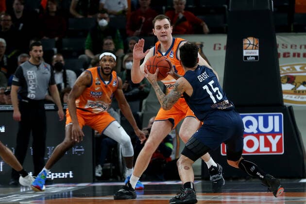 12.04.22, Neu Ulm, Deutschland, ratiopharm Arena, ratiopharm ulm vs. MLP Academics Heidelberg - Basketball Bundesliga, Philipp Herkenhoff (ratiopharm ulm) und Jordan Geist (MLP Academics Heidelberg) im Zweikampf (Foto H. Langer) Neu Ulm ratiopharm Arena Bayern Deutschland