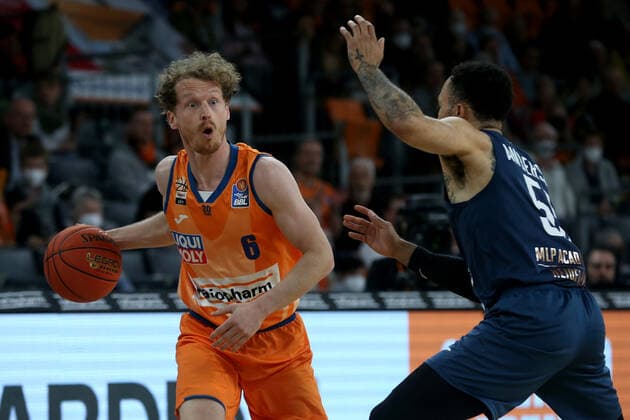 12.04.22, Neu Ulm, Deutschland, ratiopharm Arena, ratiopharm ulm vs. MLP Academics Heidelberg - Basketball Bundesliga, Per Guenther (ratiopharm ulm) und Kyan Anderson (MLP Academics Heidelberg) im Zweikampf (Foto H. Langer) Neu Ulm ratiopharm Arena Bayern Deutschland