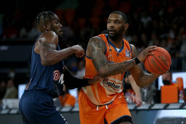 12.04.22, Neu Ulm, Deutschland, ratiopharm Arena, ratiopharm ulm vs. MLP Academics Heidelberg - Basketball Bundesliga, Shyron Ely (MLP Academics Heidelberg) und Sindarius Thornwell (ratiopharm ulm) im Zweikampf (Foto H. Langer) Neu Ulm ratiopharm Arena Bayern Deutschland
