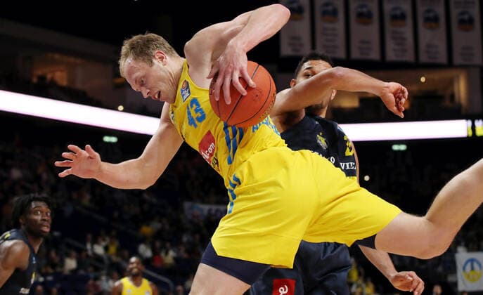 Luke Sikma, T.J. Holyfield Aktion Spielszene Zweikampf Basketball BBL Bundesliga Herren Saison 2021 2022 12.04.2022 ALBA Berlin vs. EWE Baskets Oldenburg