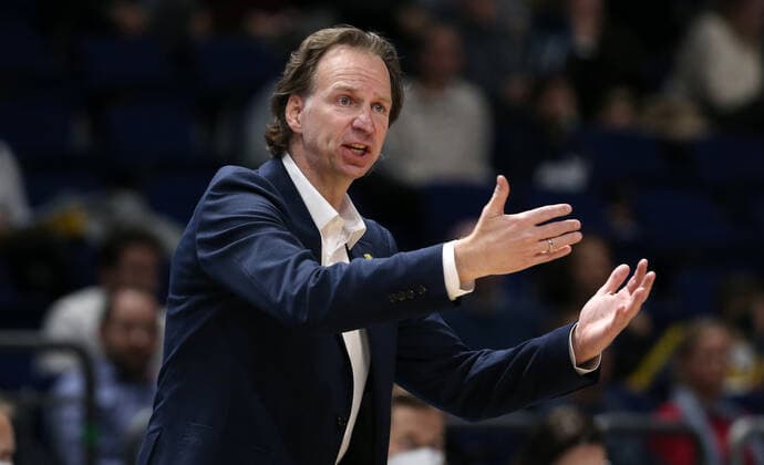 Trainer Ingo Freyer zeigend, gestikulierend Aktion Oberkoerper Oberkörper Basketball BBL Bundesliga Herren Saison 2021 2022 12.04.2022 ALBA Berlin vs. EWE Baskets Oldenburg