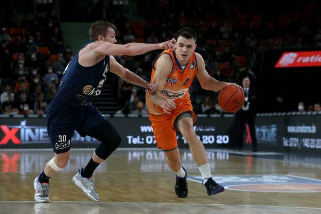 12.04.22, Neu Ulm, Deutschland, ratiopharm Arena, ratiopharm ulm vs. MLP Academics Heidelberg - Basketball Bundesliga, Leon Friederici (MLP Academics Heidelberg) und Fedor Zugic (ratiopharm ulm) im Zweikampf (Foto H. Langer) Neu Ulm ratiopharm Arena Bayern Deutschland