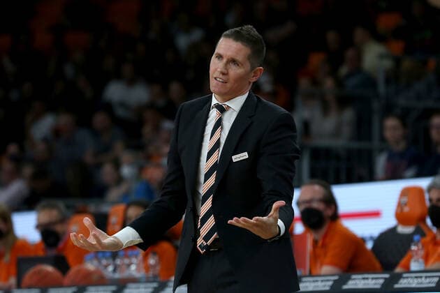 12.04.22, Neu Ulm, Deutschland, ratiopharm Arena, ratiopharm ulm vs. MLP Academics Heidelberg - Basketball Bundesliga, Head Coach Jaka Lakovic (ratiopharm ulm) gestikuliert, gestik (Foto H. Langer) Neu Ulm ratiopharm Arena Bayern Deutschland