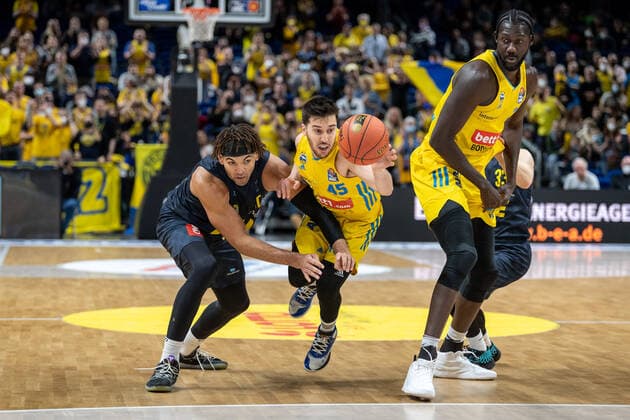 Basketball Berlin 12.04.2022 Saison 2021 2022 1. Bundesliga easyCredit BBL Alba Berlin - EWE Baskets Oldenburg Tamir Blatt (Alba Berlin, No.45) Reggie Lynch (Oldenburg, No.50)