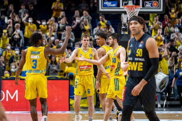 Basketball Berlin 12.04.2022 Saison 2021 2022 1. Bundesliga easyCredit BBL Alba Berlin - EWE Baskets Oldenburg Jubel Alba Jaleen Smith (Alba Berlin, No.03) Malte Delow (Alba Berlin, No.06) Javel Zoosman (Alba Berlin, No.50) Oscar Da Silva (Alba Berlin, No.01)