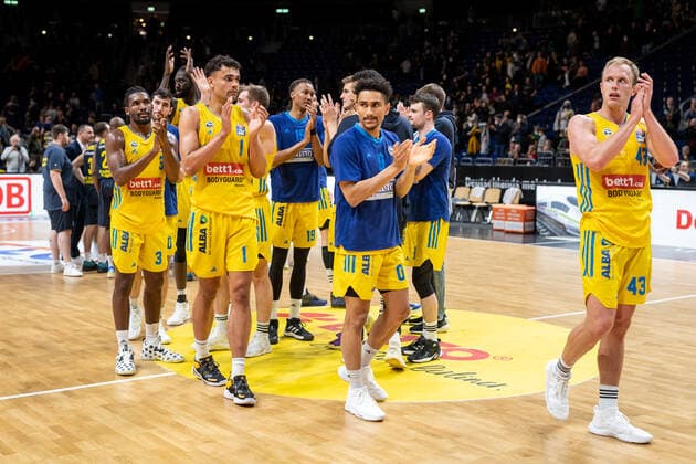 Basketball Berlin 12.04.2022 Saison 2021 2022 1. Bundesliga easyCredit BBL Alba Berlin - EWE Baskets Oldenburg Jubel Alba Luke Sikma (Alba Berlin, No.43) Oscar Da Silva (Alba Berlin, No.01) Maodo Lo (Alba Berlin, No.00) Jaleen Smith (Alba Berlin, No.03) und andere