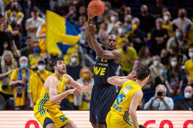 Basketball Berlin 12.04.2022 Saison 2021 2022 1. Bundesliga easyCredit BBL Alba Berlin - EWE Baskets Oldenburg Rickey Paulding (Oldenburg, No.23) Tamir Blatt (Alba Berlin, No.45) Javel Zoosman (Alba Berlin, No.50)