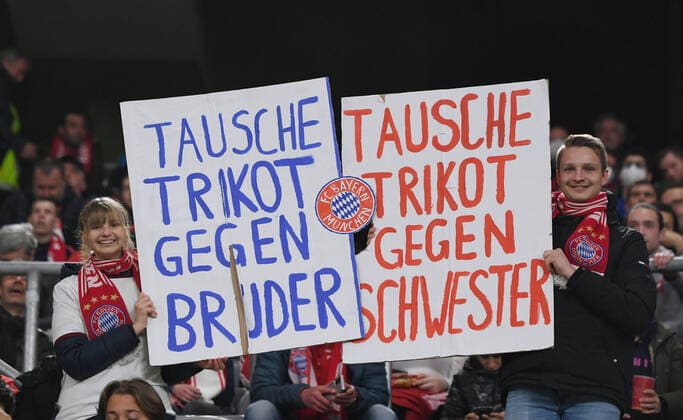 Sport Themen der Woche KW15 Sport Bilder des Tages FUSSBALL CHAMPIONS LEAGUE SAISON 2021 2022 Viertelfinal Rueckspiel FC Bayern Muenchen - Villarreal CF 12.04.2022 Eine kreativ Trikotanfrage von zwei FC Bayern Muenchen Fans an die Spieler: Tausche Trikot gegen Bruder Schwester *** FOOTBALL CHAMPIONS LEAGUE SEASON 2021 2022 quarterfinal second leg FC Bayern Muenchen Villarreal CF 12 04 2022 A creative jersey request from two FC Bayern Muenchen fans to the players Swap jersey for brother sister