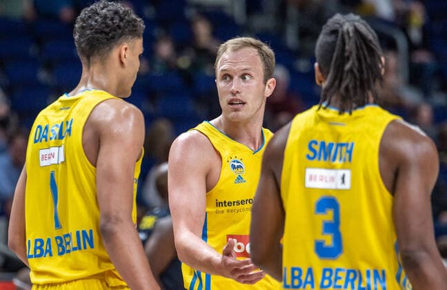 12.04.22, Berlin, Basketball, 1. Bundesliga, easyCredit BBL, Hauptrunde, 30.Spieltag, Mercedes Benz Arena: ALBA Berlin - EWE Baskets Oldenburg. Albas Oscar da Silva,ALBAs Luke Sikma und ALBAs Jaleen Smith klatschen ab. ALBA Berlin - EWE Baskets Oldenburg