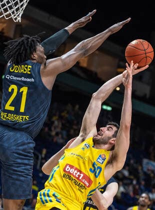 12.04.22, Berlin, Basketball, 1. Bundesliga, easyCredit BBL, Hauptrunde, 30.Spieltag, Mercedes Benz Arena: ALBA Berlin - EWE Baskets Oldenburg. Tai Odiase von EWE Baskets Oldenburg (l) springt zum Ball gegen ALBAs Yovel Zoosman. ALBA Berlin - EWE Baskets Oldenburg