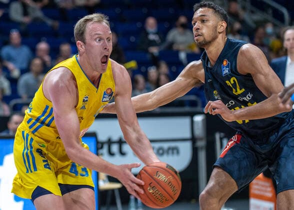Sport Bilder des Tages 12.04.22, Berlin, Basketball, 1. Bundesliga, easyCredit BBL, Hauptrunde, 30.Spieltag, Mercedes Benz Arena: ALBA Berlin - EWE Baskets Oldenburg. ALBAs Luke Sikma (l) und T.J. Holyfield von EWE Baskets Oldenburg kämpfen um den Ball. ALBA Berlin - EWE Baskets Oldenburg