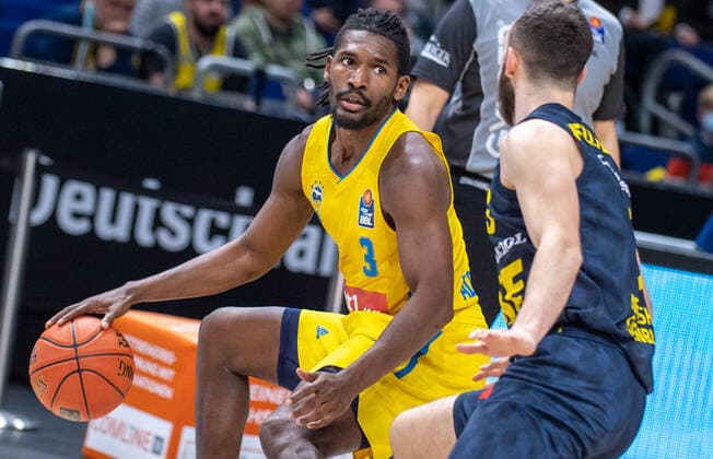 12.04.22, Berlin, Basketball, 1. Bundesliga, easyCredit BBL, Hauptrunde, 30.Spieltag, Mercedes Benz Arena: ALBA Berlin - EWE Baskets Oldenburg. ALBAs Jaleen Smith (l) und Max Heidegger von EWE Baskets Oldenburg kämpfen um den Ball. ALBA Berlin - EWE Baskets Oldenburg
