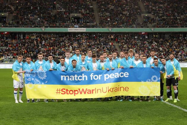 Sport Themen der Woche KW15 Sport Bilder des Tages WARSZAWA 12.04.2022 MECZ TOWARZYSKI - MECZ O POKOJ: LEGIA WARSZAWA - DYNAMO KIJOW --- FRIENDLY FOOTBALL MATCH - MATCH FOR PEACE: LEGIA WARSAW - DYNAMO KYIV PILKARZE DYNAMA PILKARZE LEGII FOT. PIOTR KUCZA FOTOPYK NEWSPIX.PL --- Newspix.pl  220412PYK0003