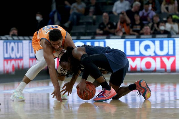 12.04.22, Neu Ulm, Deutschland, ratiopharm Arena, ratiopharm ulm vs. MLP Academics Heidelberg - Basketball Bundesliga, Karim Jallow (ratiopharm ulm) und Robert Lowery (MLP Academics Heidelberg) im Zweikampf (Foto H. Langer) Neu Ulm ratiopharm Arena Bayern Deutschland