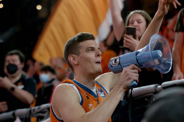 12.04.22, Neu Ulm, Deutschland, ratiopharm Arena, ratiopharm ulm vs. MLP Academics Heidelberg - Basketball Bundesliga, Christoph Philipps (ratiopharm ulm) bei den Fans (Foto H. Langer) Neu Ulm ratiopharm Arena Bayern Deutschland