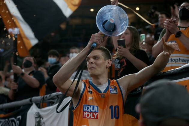 12.04.22, Neu Ulm, Deutschland, ratiopharm Arena, ratiopharm ulm vs. MLP Academics Heidelberg - Basketball Bundesliga, Christoph Philipps (ratiopharm ulm) bei den Fans (Foto H. Langer) Neu Ulm ratiopharm Arena Bayern Deutschland