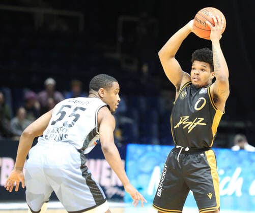 Löwen Braunschweig vs. Crailsheim, BBL Braunschweig, 12.04.2022, BASKETBALL - easyCredit BBL Basketball Bundesliga, Löwen Braunschweig vs. HAKRO Merlins Crailsheim, Saison 2021 22. Mike Caffey (Crailsheim), Tookie Brown (Löwen Braunschweig) Braunschweig