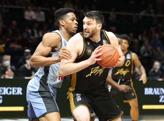 Löwen Braunschweig vs. Crailsheim, BBL Braunschweig, 12.04.2022, BASKETBALL - easyCredit BBL Basketball Bundesliga, Löwen Braunschweig vs. HAKRO Merlins Crailsheim, Saison 2021 22. Richmond Arirguzoh (Crailsheim), Owen Klassen (Löwen Braunschweig) Braunschweig