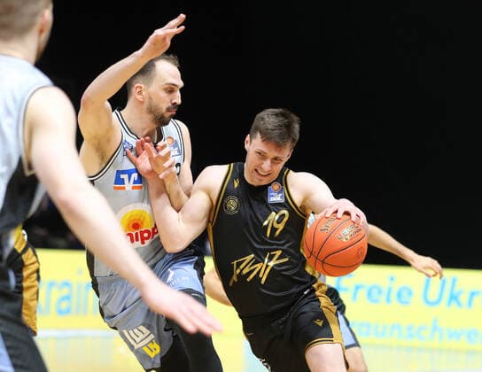 Löwen Braunschweig vs. Crailsheim, BBL Braunschweig, 12.04.2022, BASKETBALL - easyCredit BBL Basketball Bundesliga, Löwen Braunschweig vs. HAKRO Merlins Crailsheim, Saison 2021 22. Maurice Stuckey (Crailsheim), Ondrej Sehnal (Löwen Braunschweig) , Braunschweig