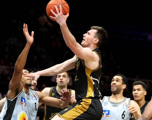 Löwen Braunschweig vs. Crailsheim, BBL Braunschweig, 12.04.2022, BASKETBALL - easyCredit BBL Basketball Bundesliga, Löwen Braunschweig vs. HAKRO Merlins Crailsheim, Saison 2021 22. Ondrej Sehnal (Löwen Braunschweig) Braunschweig