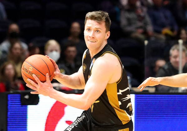 Löwen Braunschweig vs. Crailsheim, BBL Braunschweig, 12.04.2022, BASKETBALL - easyCredit BBL Basketball Bundesliga, Löwen Braunschweig vs. HAKRO Merlins Crailsheim, Saison 2021 22. Ondrej Sehnal (Löwen Braunschweig) Braunschweig