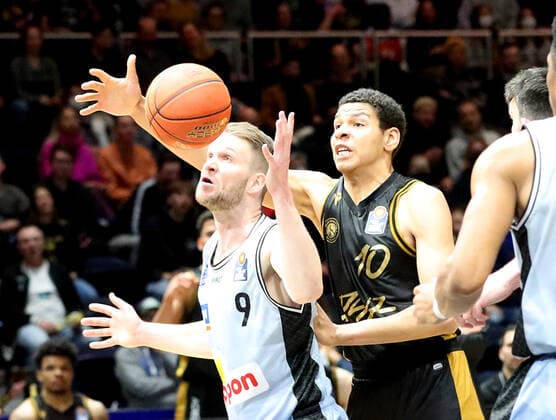 Löwen Braunschweig vs. Crailsheim, BBL Braunschweig, 12.04.2022, BASKETBALL - easyCredit BBL Basketball Bundesliga, Löwen Braunschweig vs. HAKRO Merlins Crailsheim, Saison 2021 22. Fabian Bleck (Crailsheim), Sananda Fru (Löwen Braunschweig) Braunschweig
