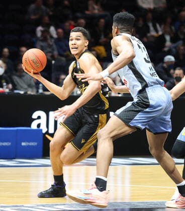 Löwen Braunschweig vs. Crailsheim, BBL Braunschweig, 12.04.2022, BASKETBALL - easyCredit BBL Basketball Bundesliga, Löwen Braunschweig vs. HAKRO Merlins Crailsheim, Saison 2021 22. Nicholas Tischler (Löwen Braunschweig) , Richmond Arirguzoh (Crailsheim) Braunschweig