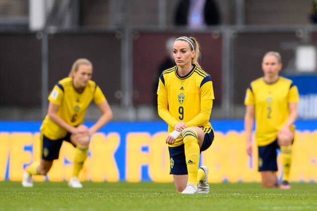 220412 Kosovare Asllani of Sweden takes a knee in support of the Black Lives Matter movement ahead during the FIFA Women s World Cup Qualifier football match between Sweden and Ireland on April 12, 2022 in Göteborg. Photo: Carl Sandin BILDBYRAN kod CS MI0270 fotboll football soccer fotball vm-kval kval fifa women s world cup qualifier qualifier sverige sweden irland ireland dam bbeng Copyright: CARLxSANDIN BB220412CS078