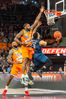 Dunk von Kan Anderson (55, MLP Academics Heidelberg) gegen Sindarius Thornwell (7, Ratiopharm Ulm) und Sean Evans (5, Ratiopharm Ulm) GER, Basketball, easyCredit Basketball Bundesliga, Spieltag 30, Ratiopharm Ulm vs MLP Academics Heidelberg, 12.04.2022, GER, Basketball, easyCredit Basketball Bundesliga, Spieltag 30, Ratiopharm Ulm vs MLP Academics Heidelberg, 12.04.2022 Neu-Ulm Copyright: xEibner-Pressefotox EP_FWF