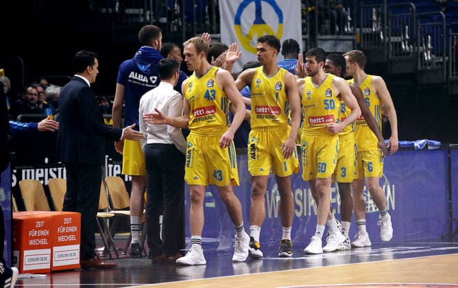 Trainer Israel Gonzales, Luke Sikma, Oscar da Silva, Yovel Zoosman, Jaleen Smith, Malte Delow, starting five, Albamannschaft beim Abklatschen vor Spielbeginn Basketball BBL Bundesliga Herren Saison 2021 2022 12.04.2022 ALBA Berlin vs. EWE Baskets Oldenburg