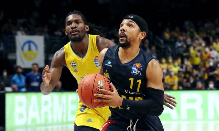 Jaleen Smith, Phil Pressey Aktion Spielszene Zweikampf Basketball BBL Bundesliga Herren Saison 2021 2022 12.04.2022 ALBA Berlin vs. EWE Baskets Oldenburg