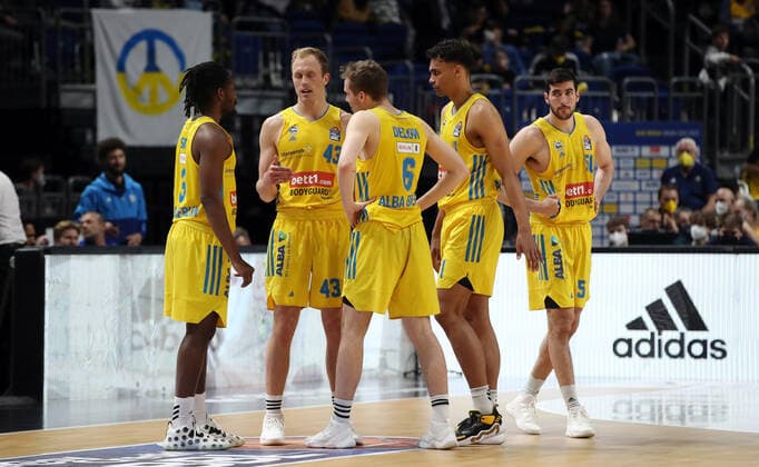 Jaleen Smith, Luke Sikma redend, Malte Delow, Oscar da Silva, Yovel Zoosman Basketball BBL Bundesliga Herren Saison 2021 2022 12.04.2022 ALBA Berlin vs. EWE Baskets Oldenburg