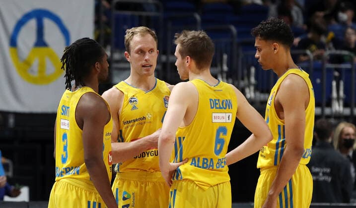 Jaleen Smith, Luke Sikma redend, Malte Delow, Oscar da Silva Basketball BBL Bundesliga Herren Saison 2021 2022 12.04.2022 ALBA Berlin vs. EWE Baskets Oldenburg