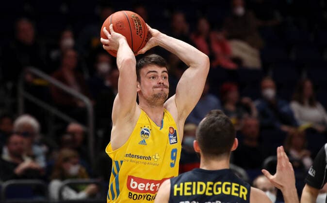 Jonas Mattissek, Max Heidegger Aktion Spielszene Zweikampf Basketball BBL Bundesliga Herren Saison 2021 2022 12.04.2022 ALBA Berlin vs. EWE Baskets Oldenburg